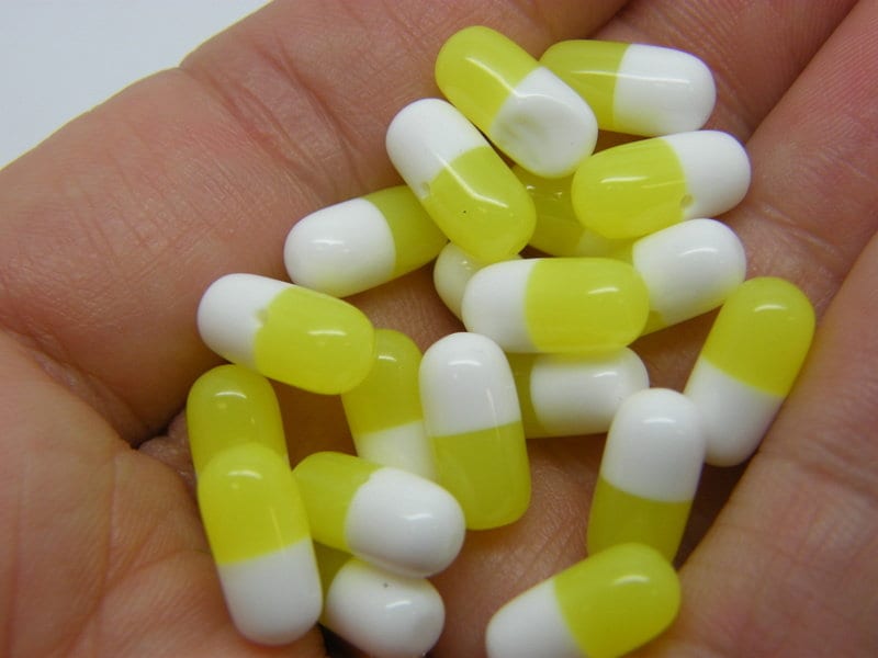 30 Capsule pill embellishment yellow white resin MD80