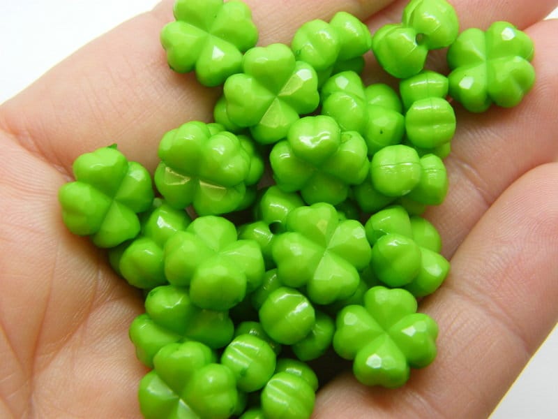 50 Four leaf clover beads green acrylic BB827 - SALE 50% OFF