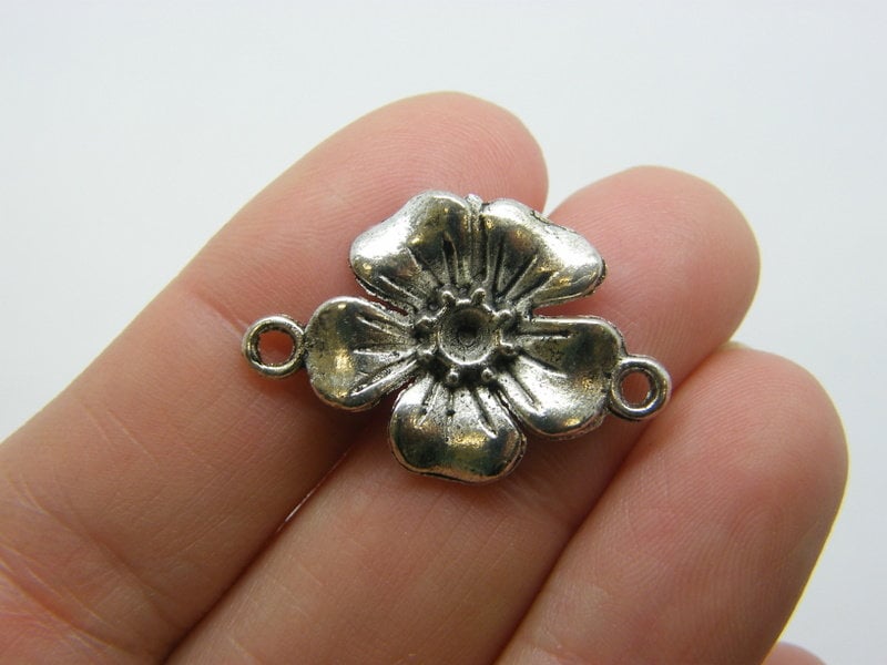 8 Flower connector charms antique silver tone F504