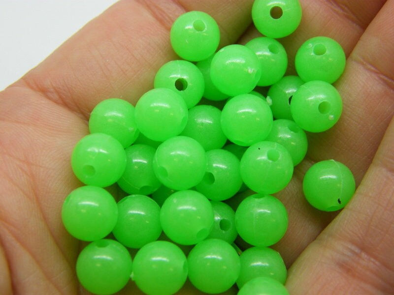 100 Green glow in the dark beads 8mm acrylic AB414