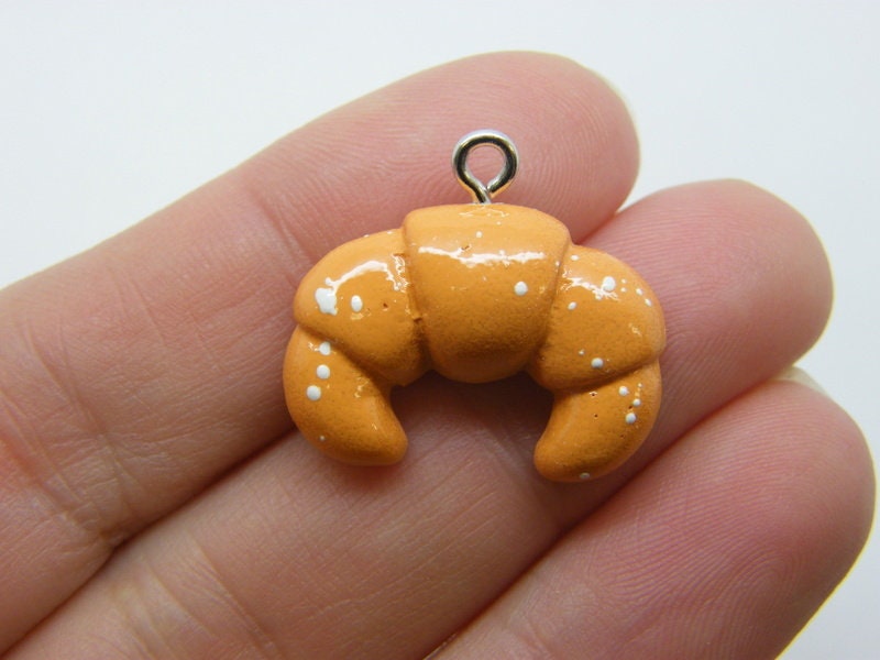 4 Croissant charms resin FD717