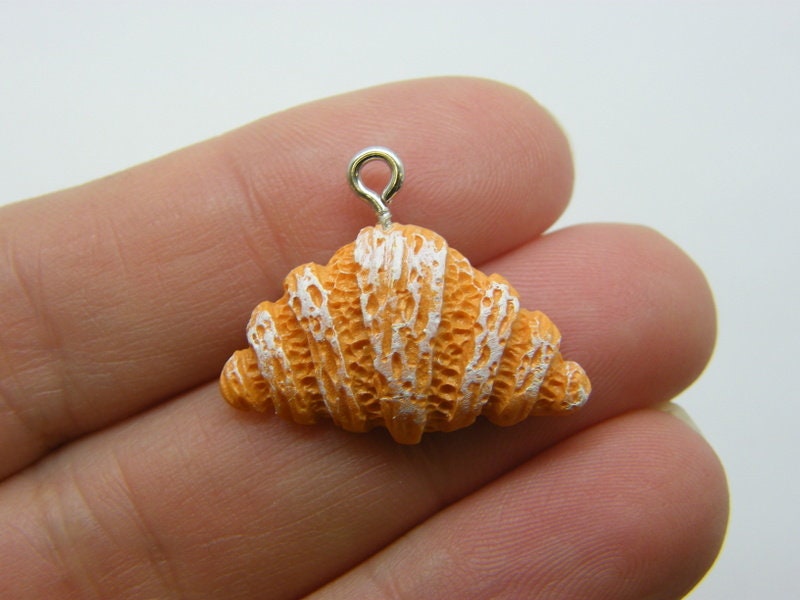 4 Croissant charms resin FD718