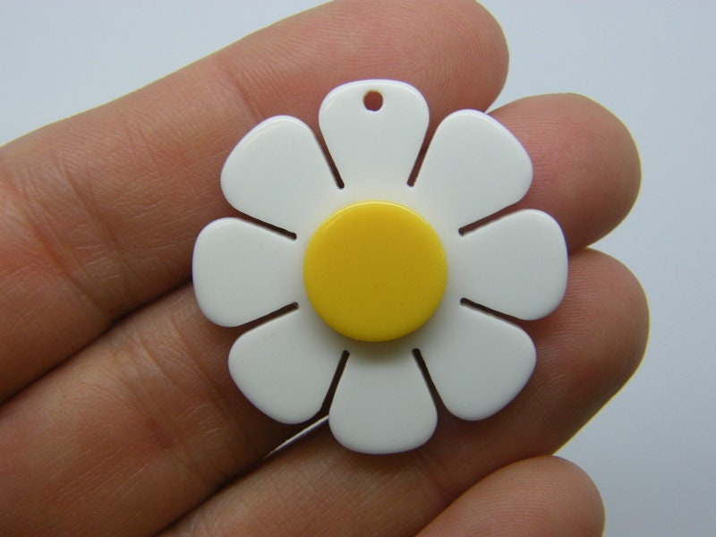 4 Flower daisy pendants charms white yellow acrylic F535
