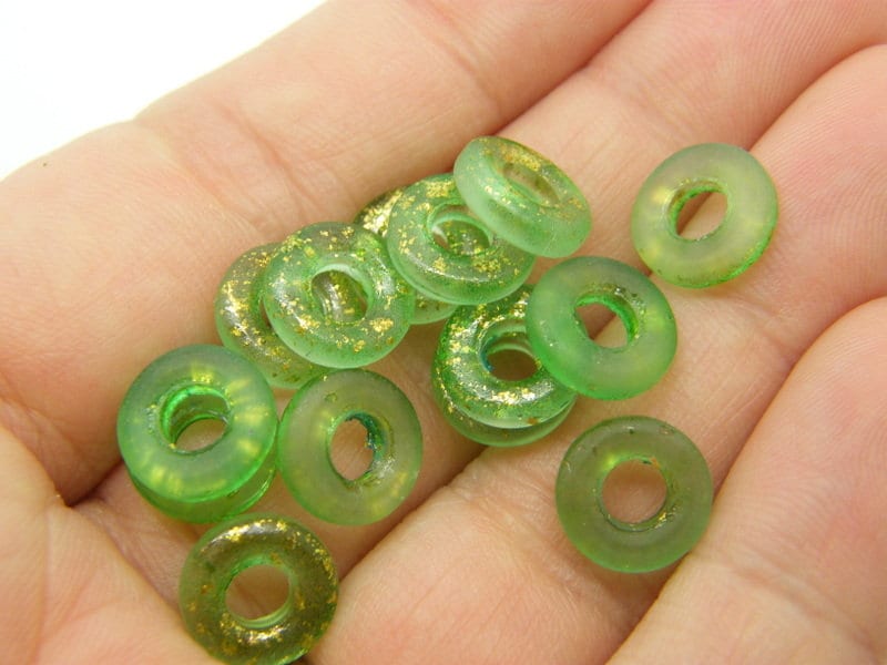 30 Ring charms green glitter foil glass M21