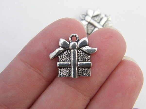 8 Gift or present Christmas charms antique silver tone CT77