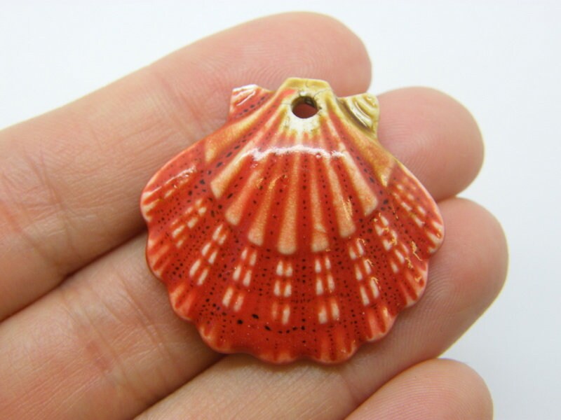 2 Shell scallop pendants red porcelain FF428