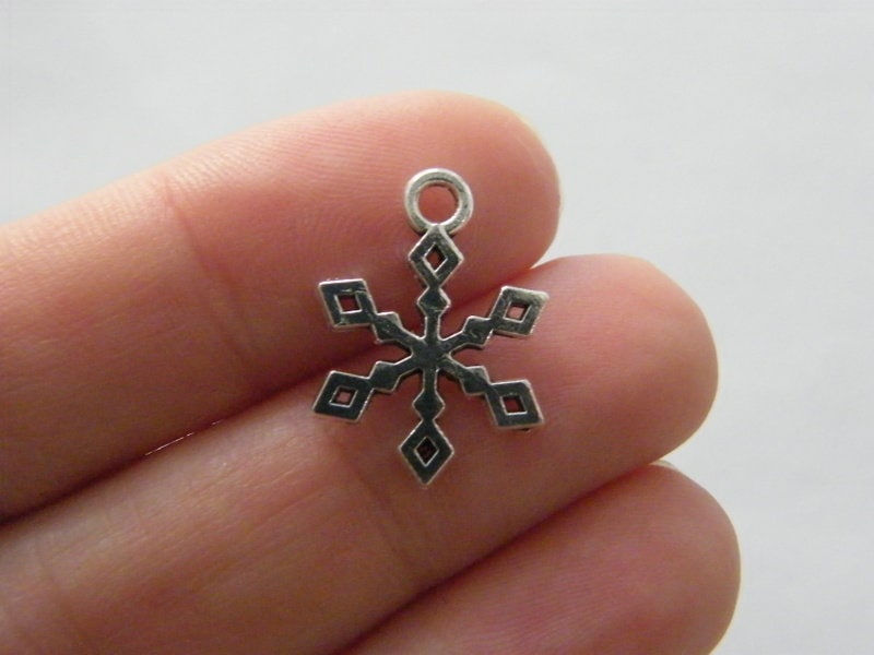 10 Snowflake charms antique silver tone SF32