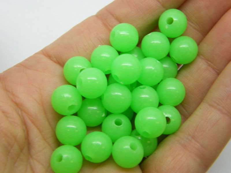 100 Glow in the dark round beads 10mm green acrylic BB363