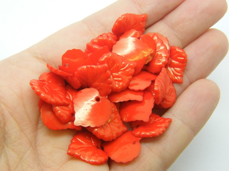 100 Red leaf charms plastic L151  - SALE 50% OFF
