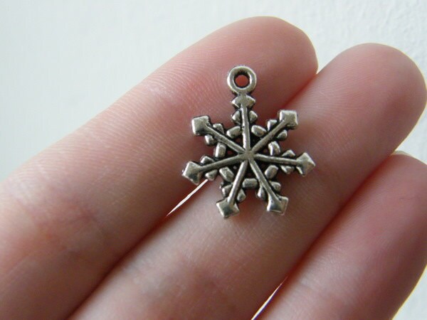 10 Snowflake charms antique silver tone SF7