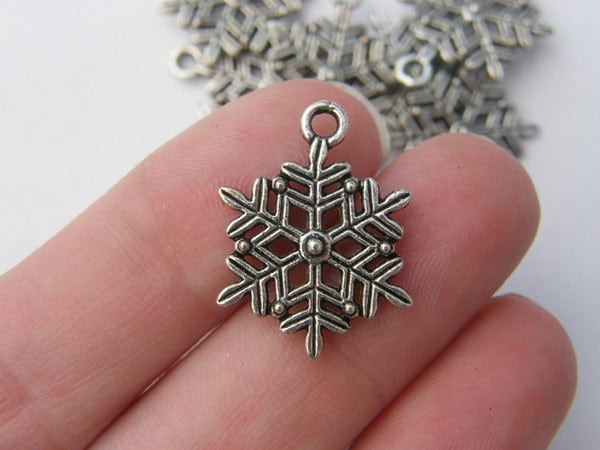 10 Snowflake charms antique silver tone SF3