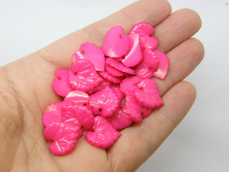 100 Fuchsia pink leaf charms plastic L414 - SALE 50% OFF