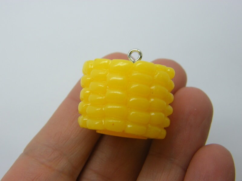 4 Corn on the cob maize pendants resin FD558