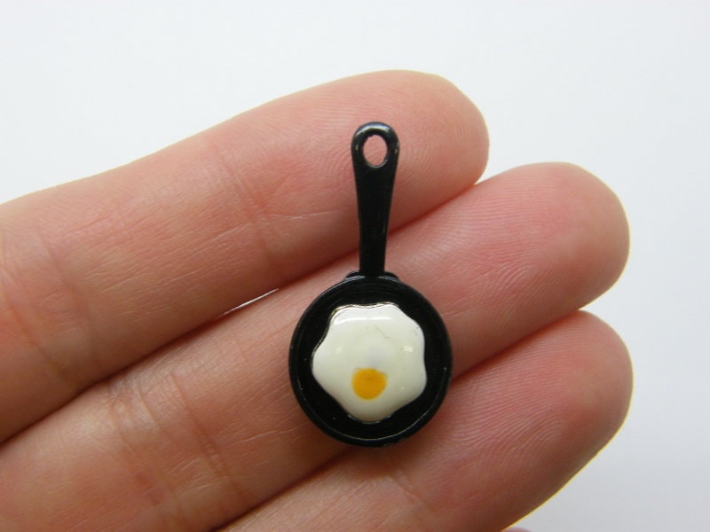 8 Fried egg frying pan charms black white yellow metal tone FD592