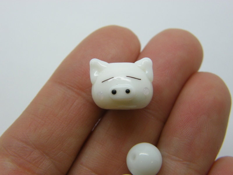 1 Pig face bead white porcelain A751