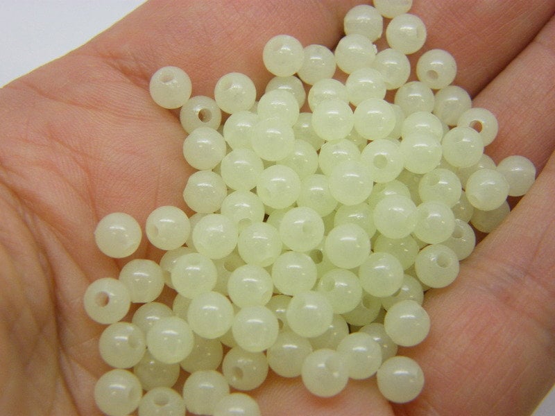 200 Glow in the dark beads round 5mm acrylic AB637