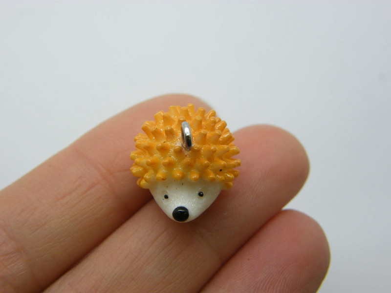8 Hedgehog pendants brown beige resin A451