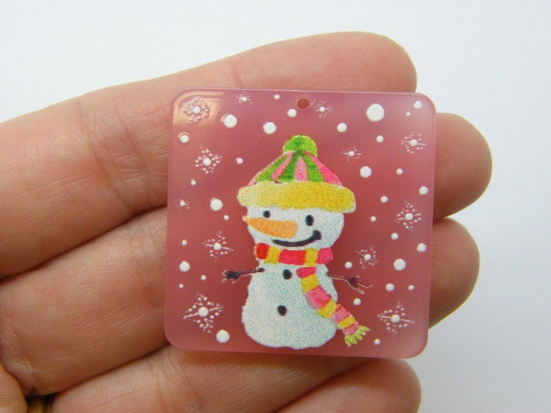 4 Snowman pendants pink resin CT324