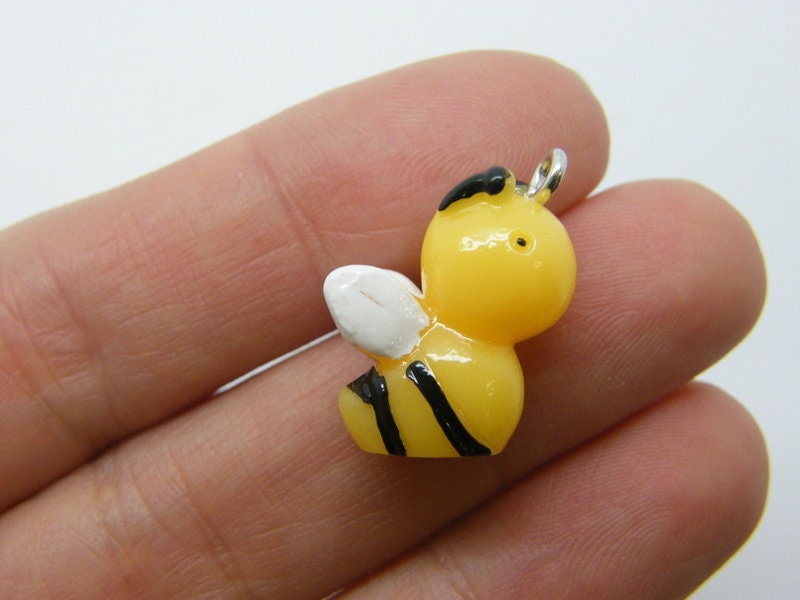 6 Bee charms resin A182