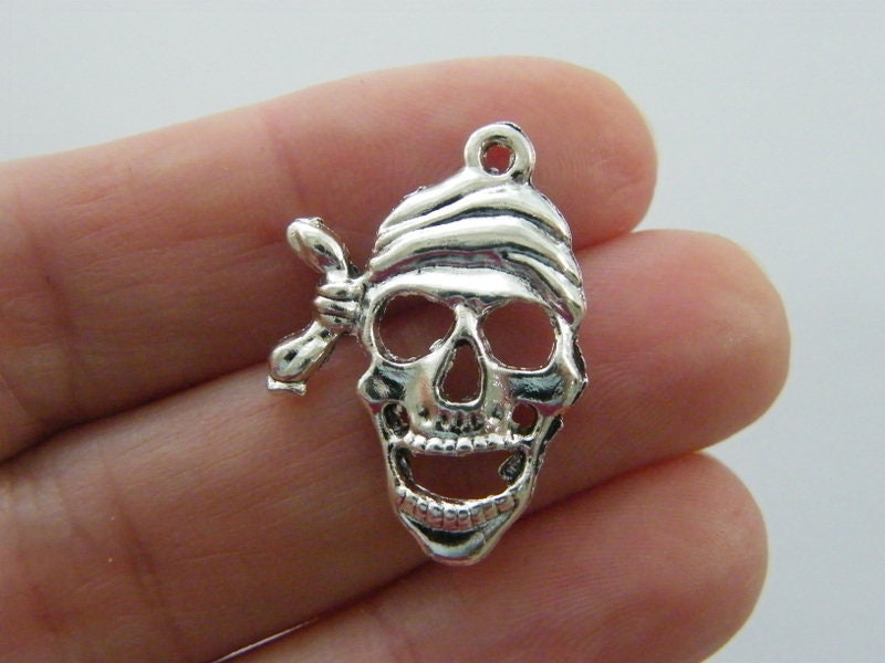 6 Pirate skull pendants  antique silver tone P711