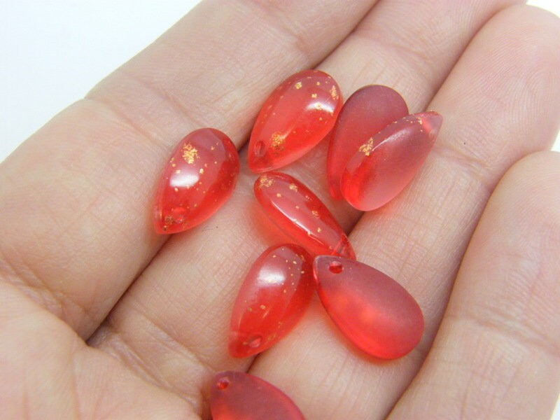 12 Teardrop charms red glitter foil glass M657