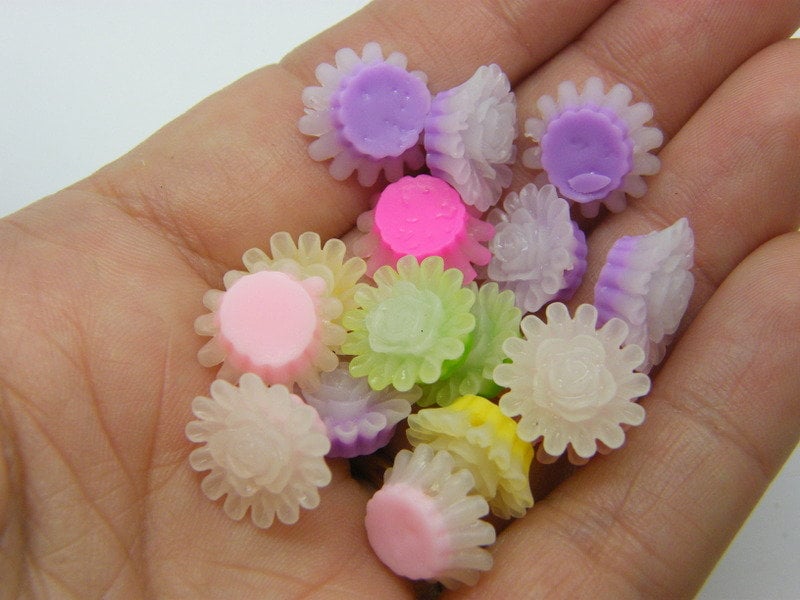50 Flower beads random mixed resin F685