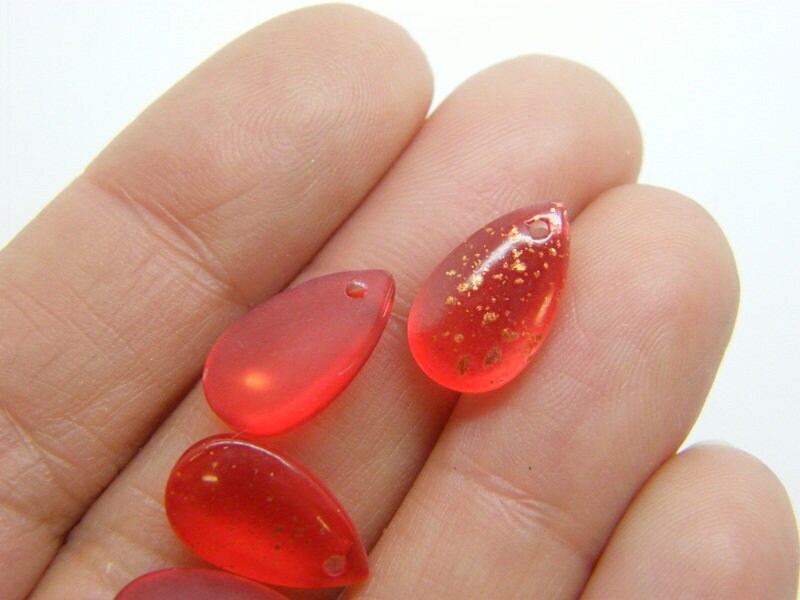 30 Teardrop charms red glitter foil glass M142