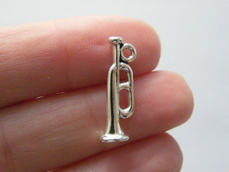 10 Trumpet charms antique silver tone MN65