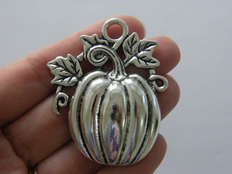 1 Pumpkin pendant antique silver tone FD840