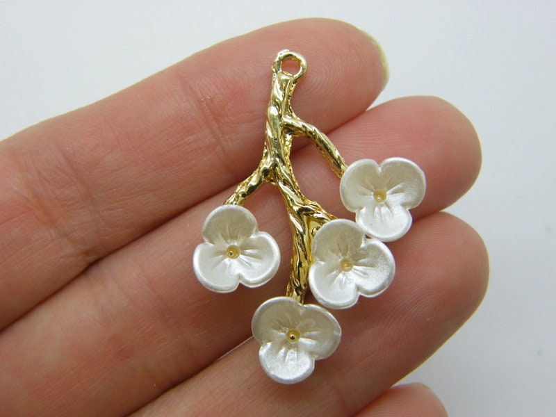 1 Flower pendant pearl white and  gold tone F71