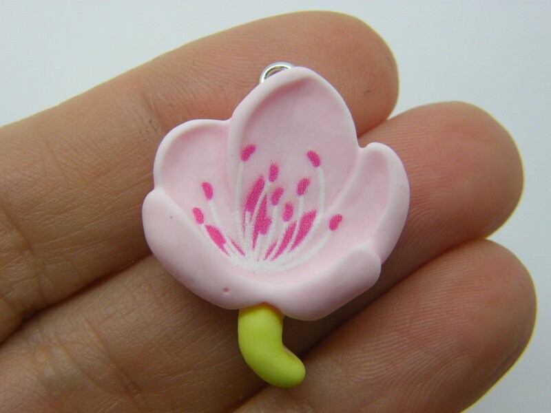 4 Flowers pendants pink resin F738