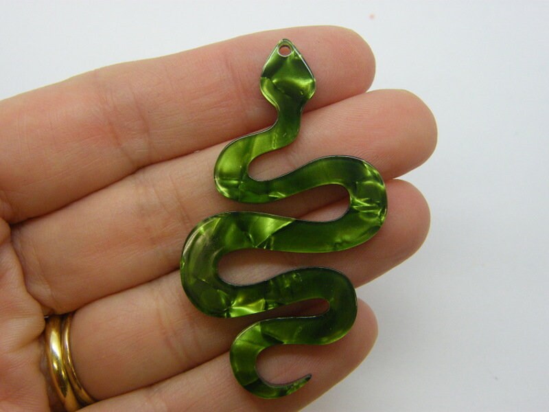 4  Snake pendants mixed green black acrylic A1356