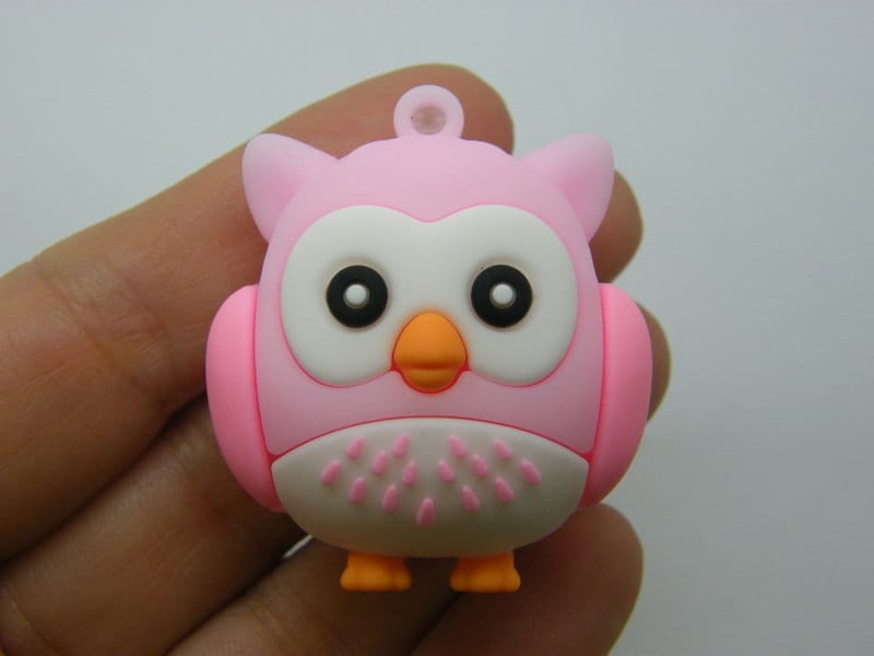 4 Owl pendants pink PVC plastic B
