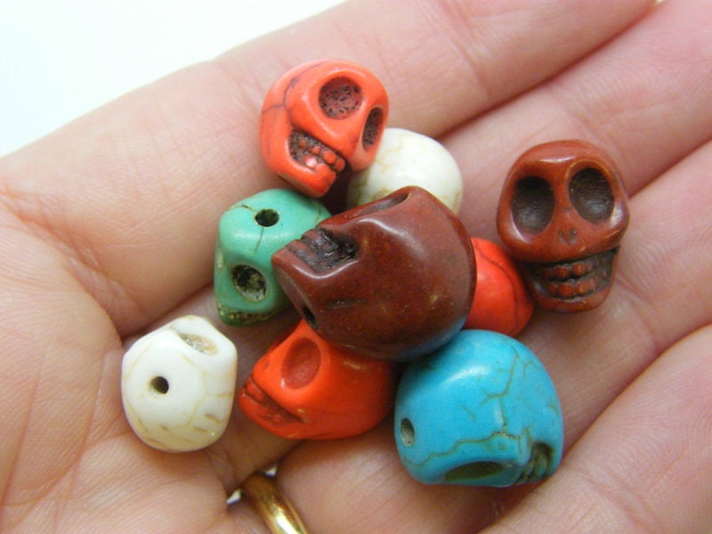 30 Mixed colours skull beads 8 to 16mm HC834
