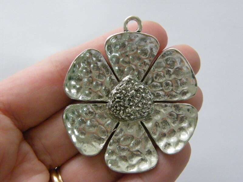 1 Flower pendant antique silver tone F566