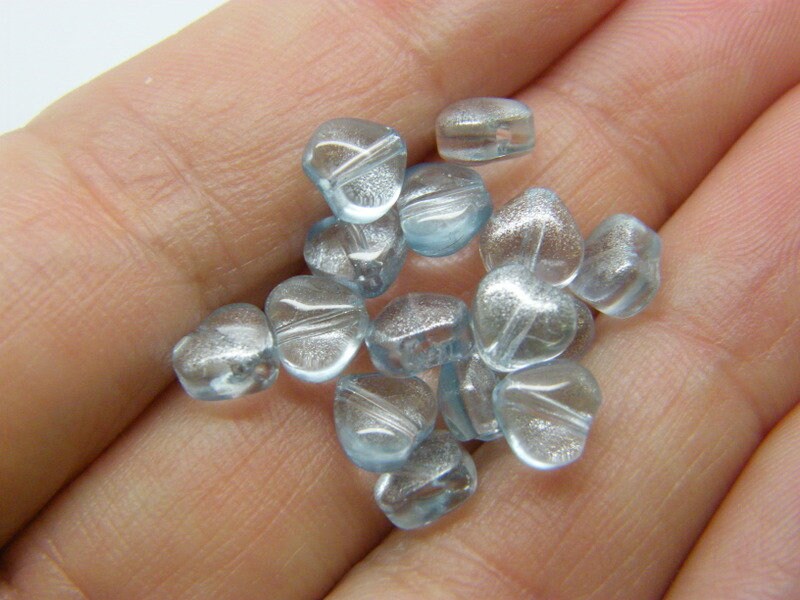 30 Heart beads blue silver dust glass AB842