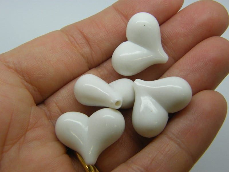 20 Heart beads white acrylic BB457