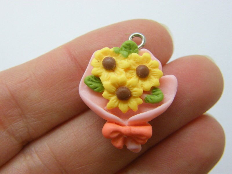 4 Flower bouquet charms resin F36