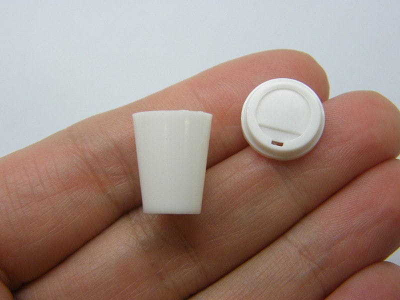 4 Plastic cup and 4 lid miniature white resin FD328
