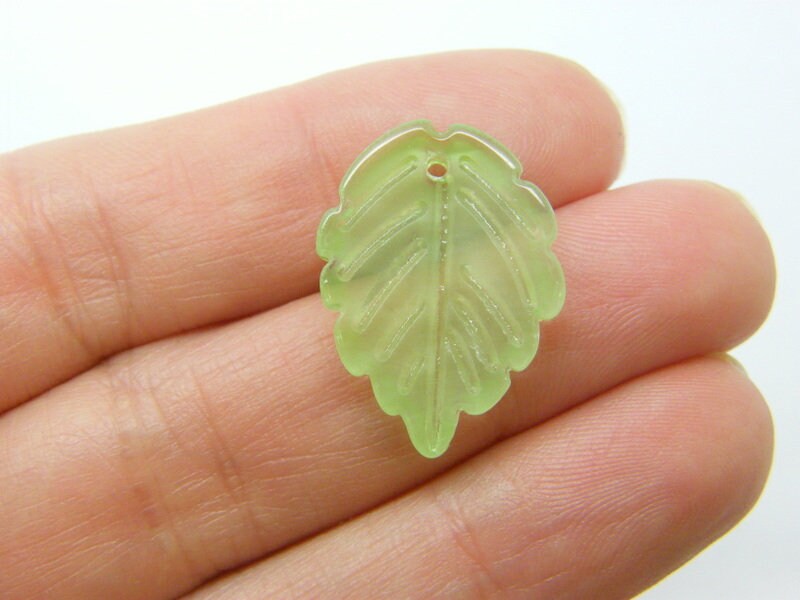10 Leaf  charms green glass L177