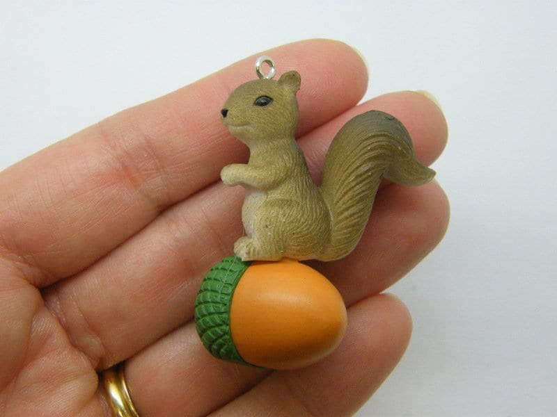 1 Squirrel acorn pendant resin A 511