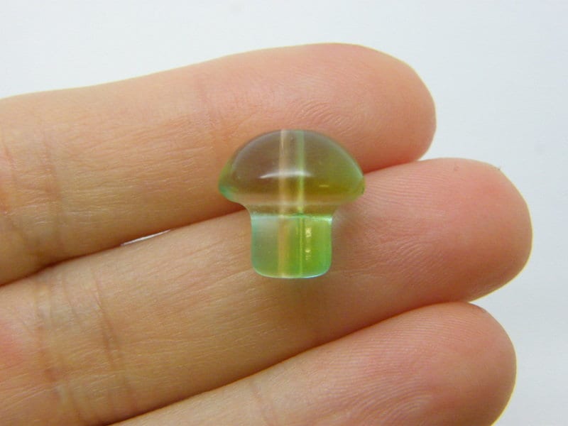10 Mushroom beads green glass L365
