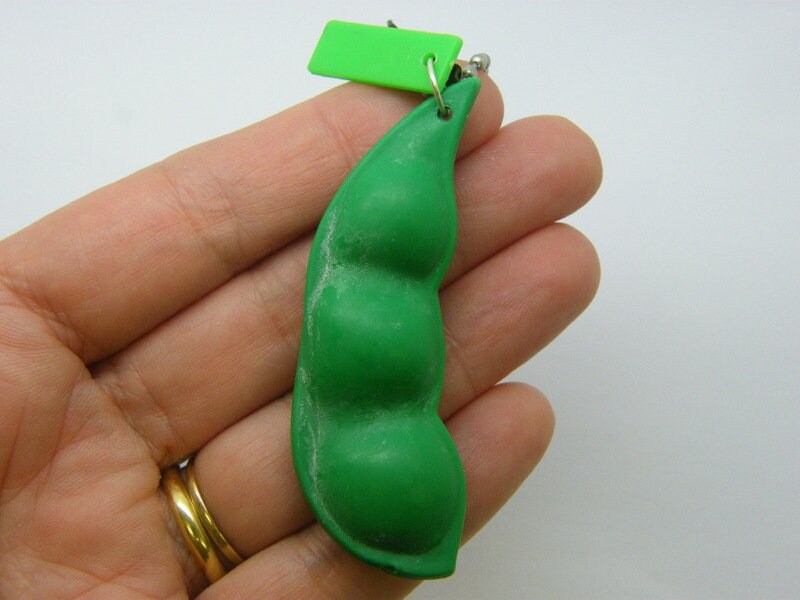 2 Pea pod pendants green plastic FD131