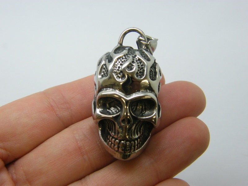 1 Skull flame pendant antique silver tone stainless steel HC1137