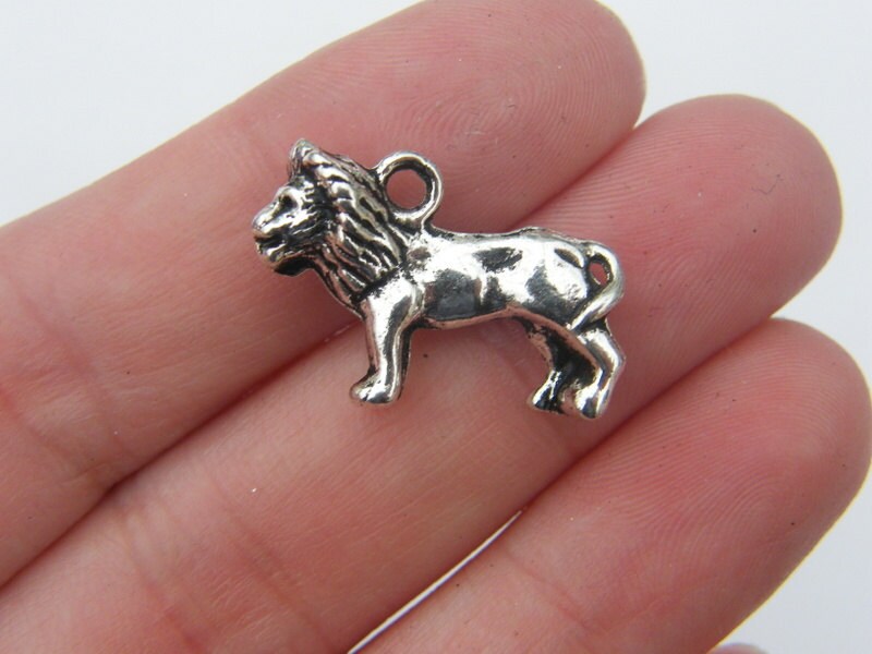BULK 20 Lion pendants antique silver tone A31