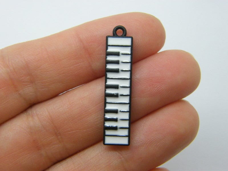 4 Keyboard charms black and whiter tone MN25