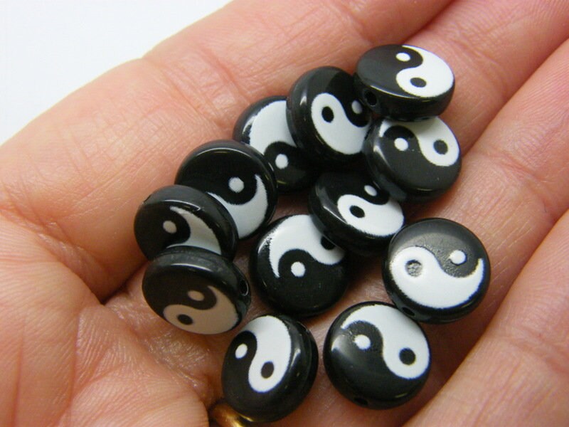 50 Yin yang good evil beads black white acrylic I158