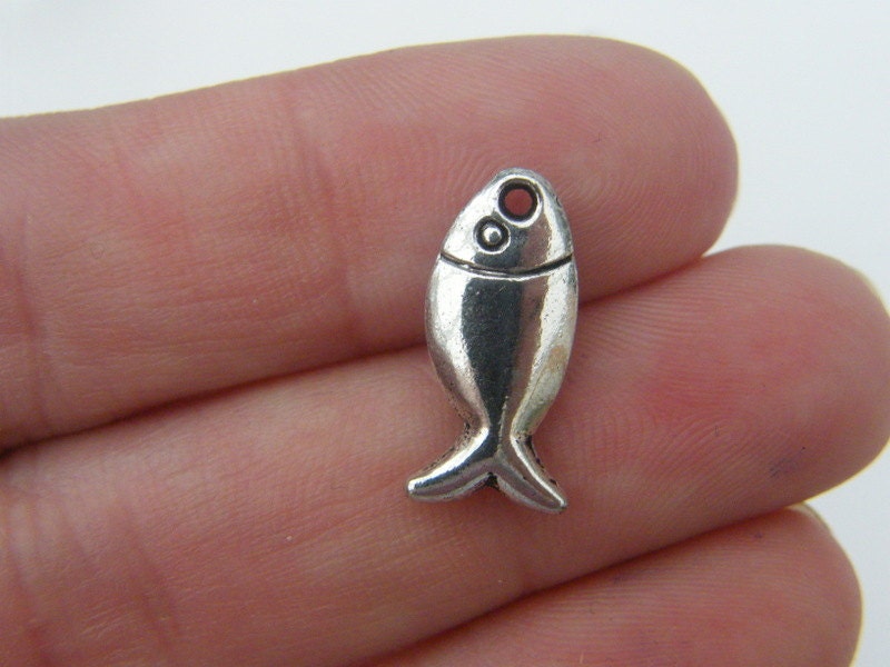 8 Fish charms antique silver tone FF42