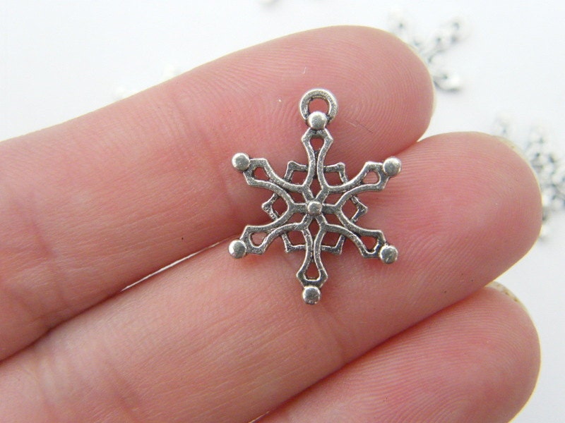 10 Snowflake charms antique silver tone SF16