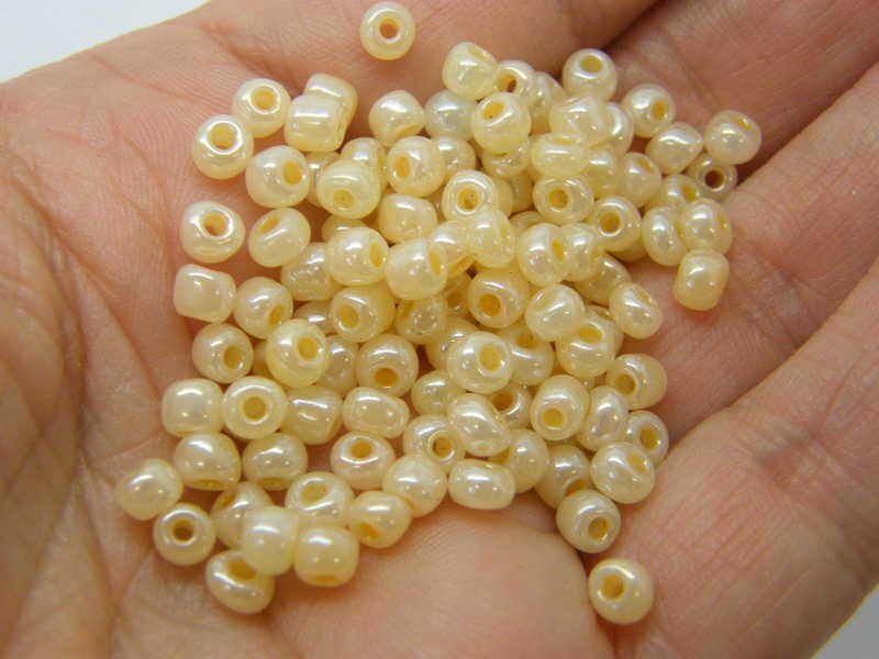 400 Light caramel glass seed beads SB153